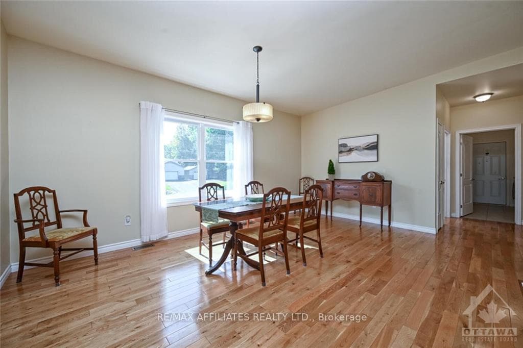 8 BASSWOOD Crescent photo 8