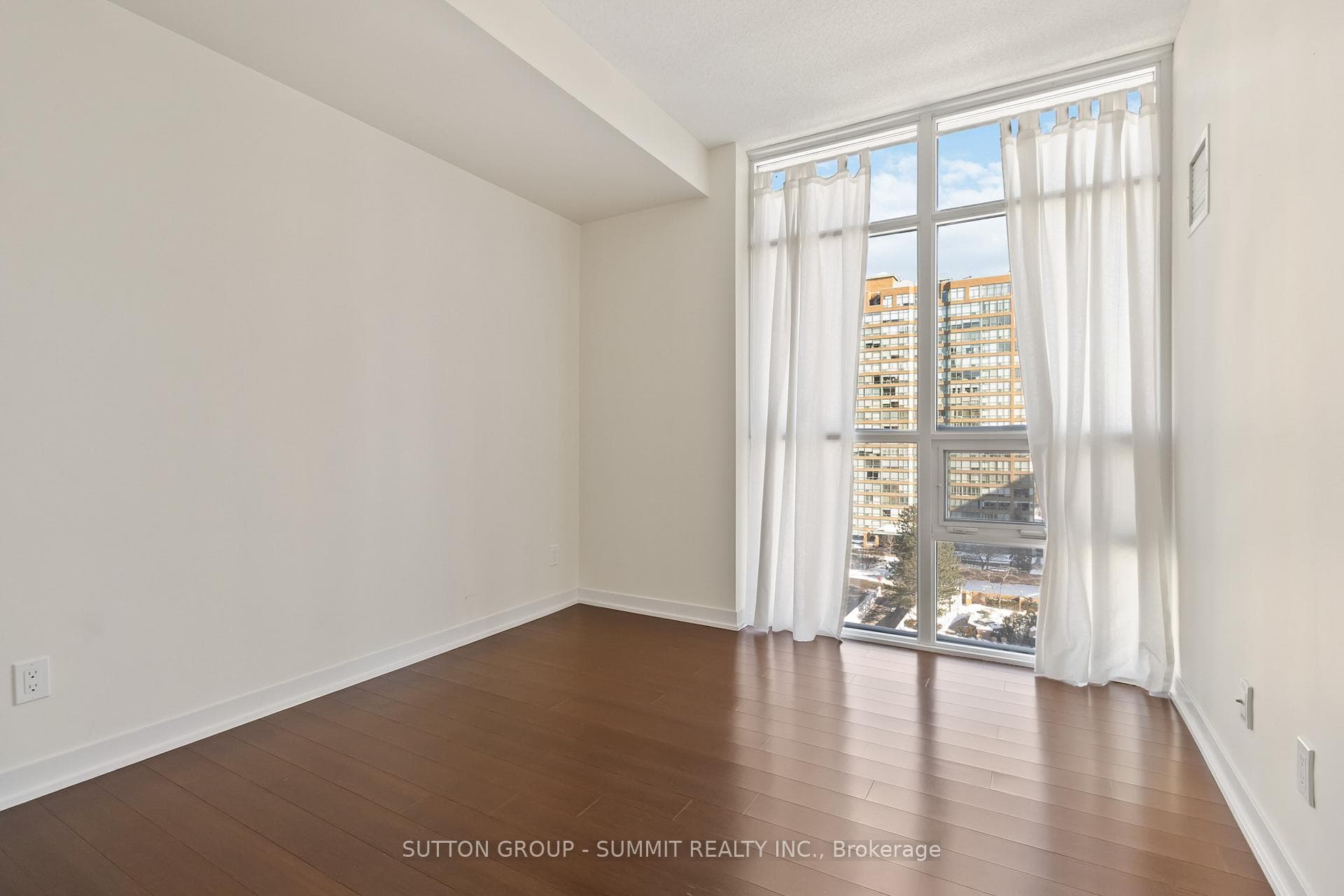 551 Maple Avenue Unit 816 photo 15