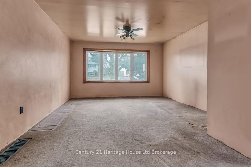 368 Odlum Drive photo 3