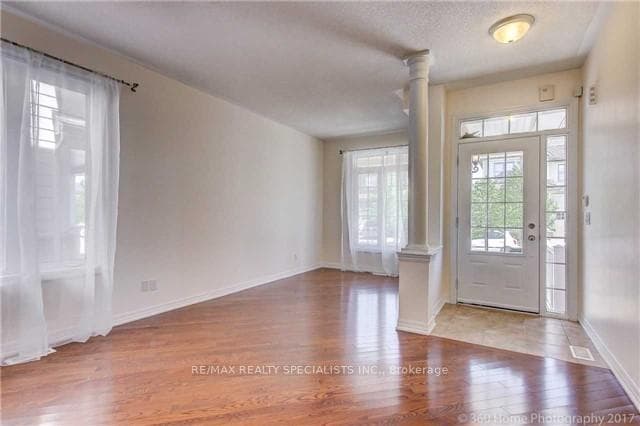 125 DONOVAN Heights photo 2