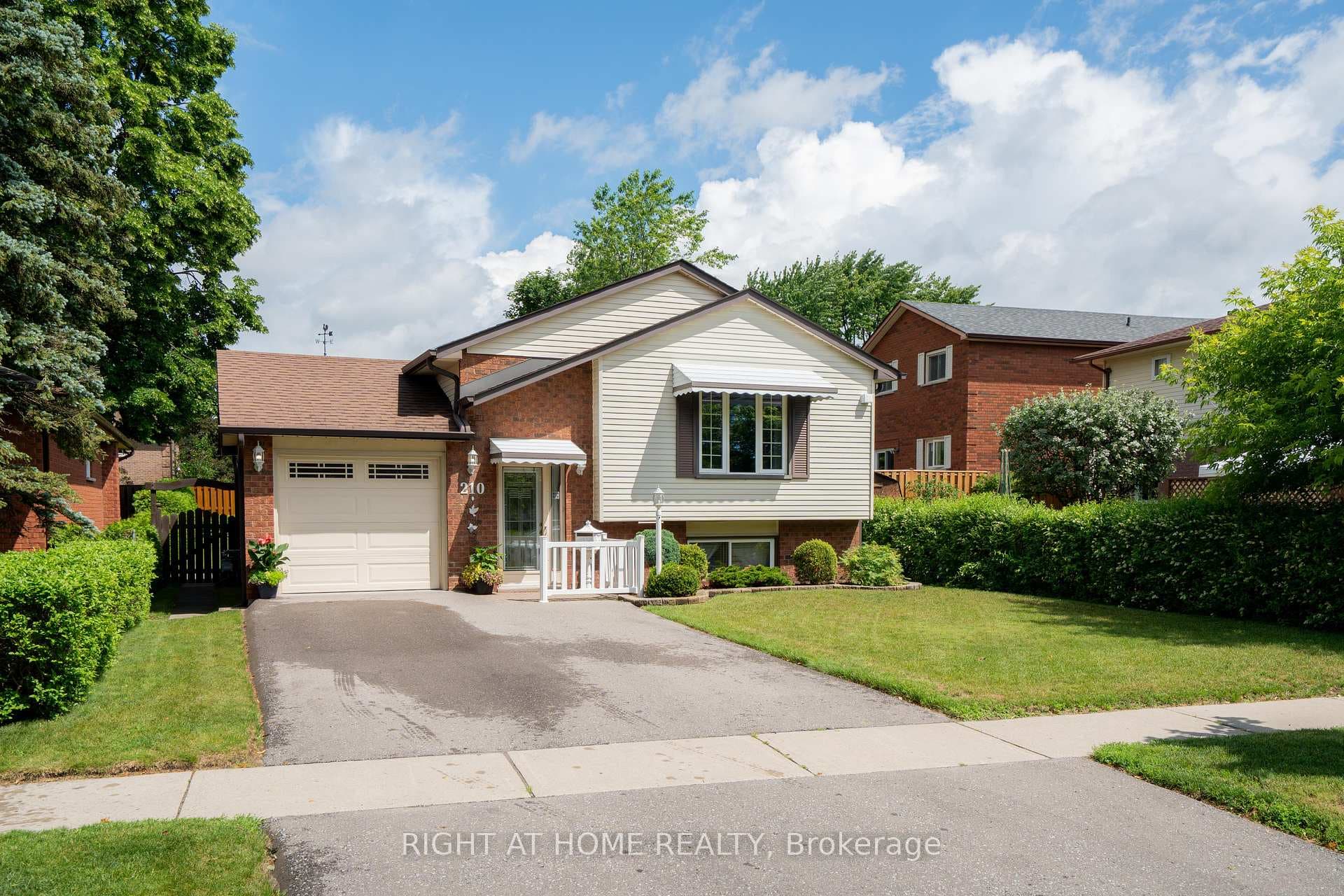 210 SENECA Avenue photo 2