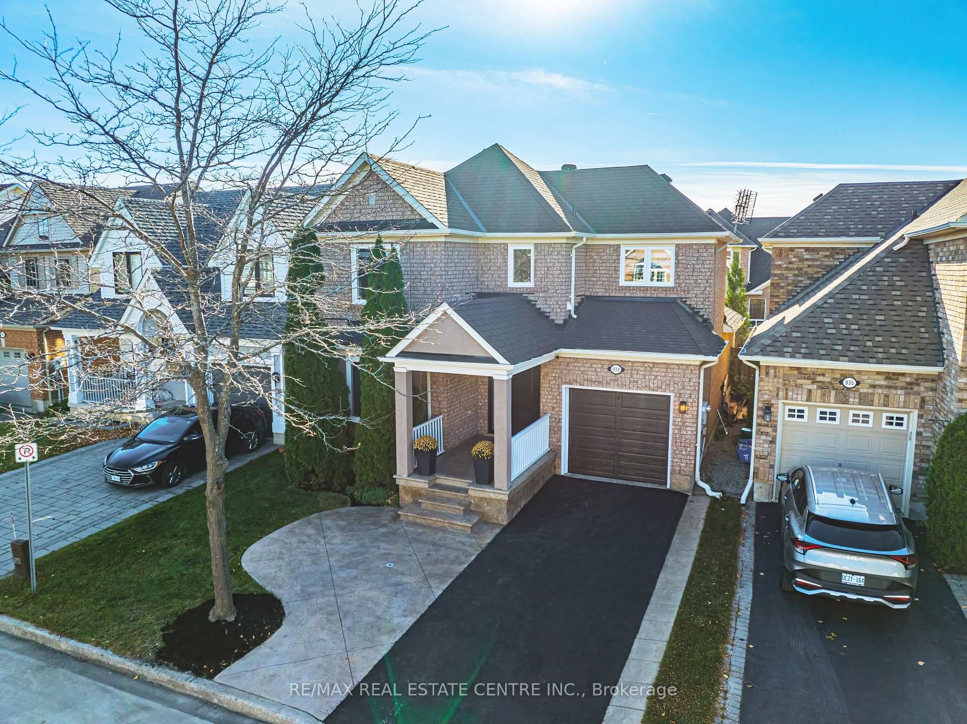 939 MCDUFFE Crescent photo 1