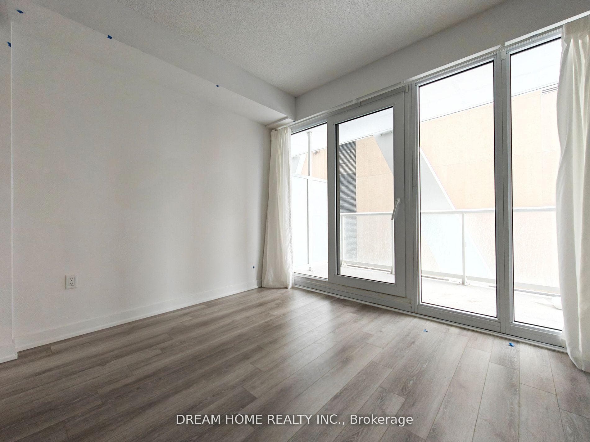230 Simcoe Street Unit 829 photo 11