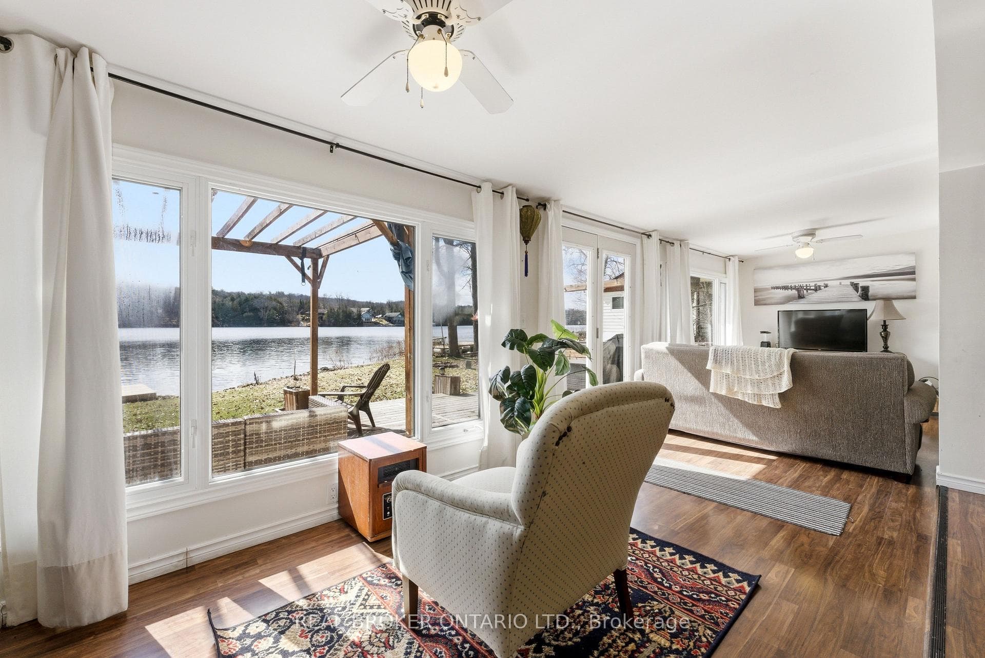Sitting Room w/d unobstructed lake view
