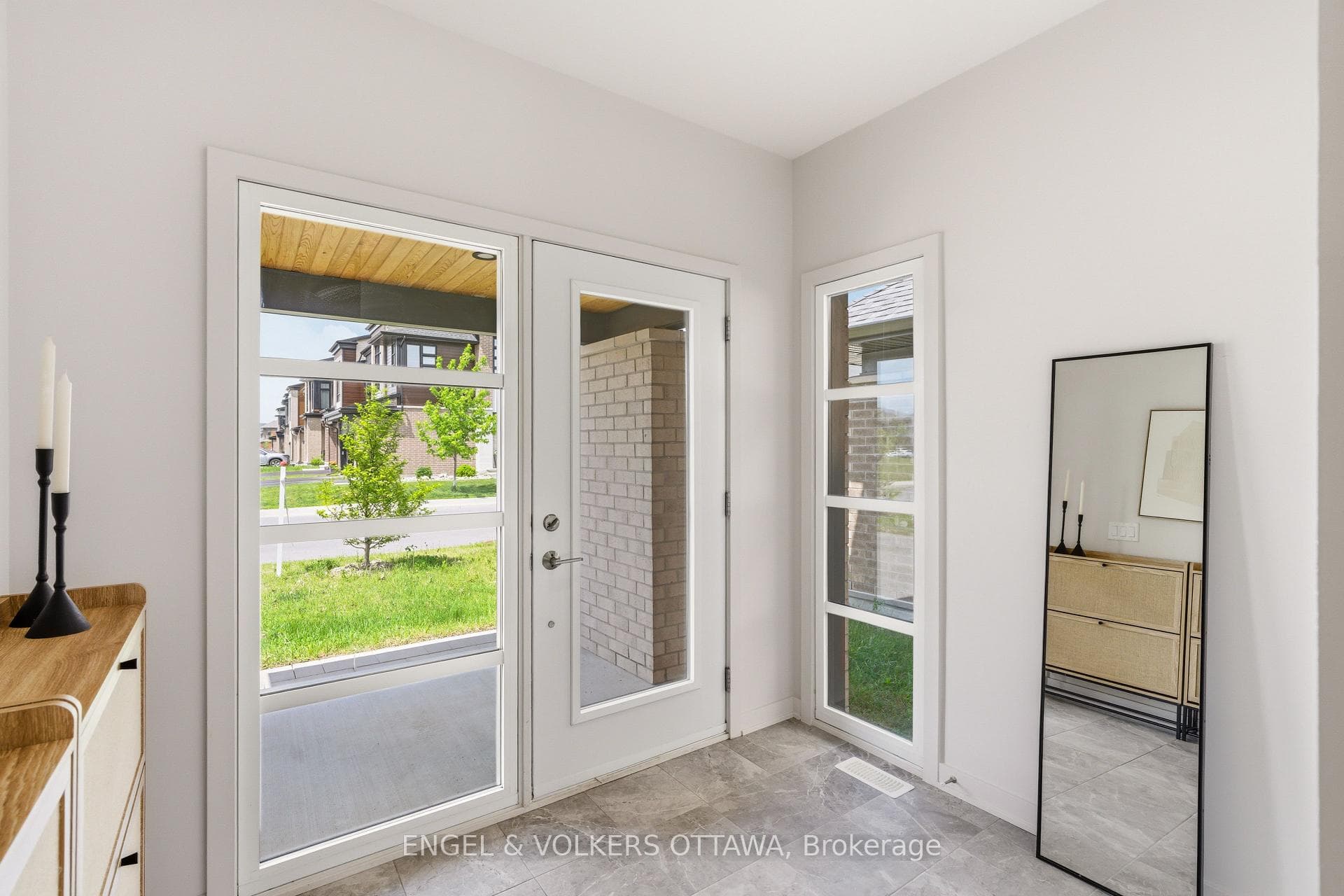 256 Shuttleworth Drive photo 3
