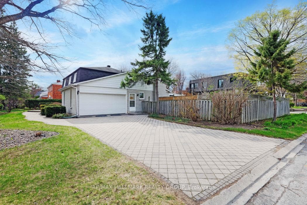 2003 Hollybrook Crescent photo 4