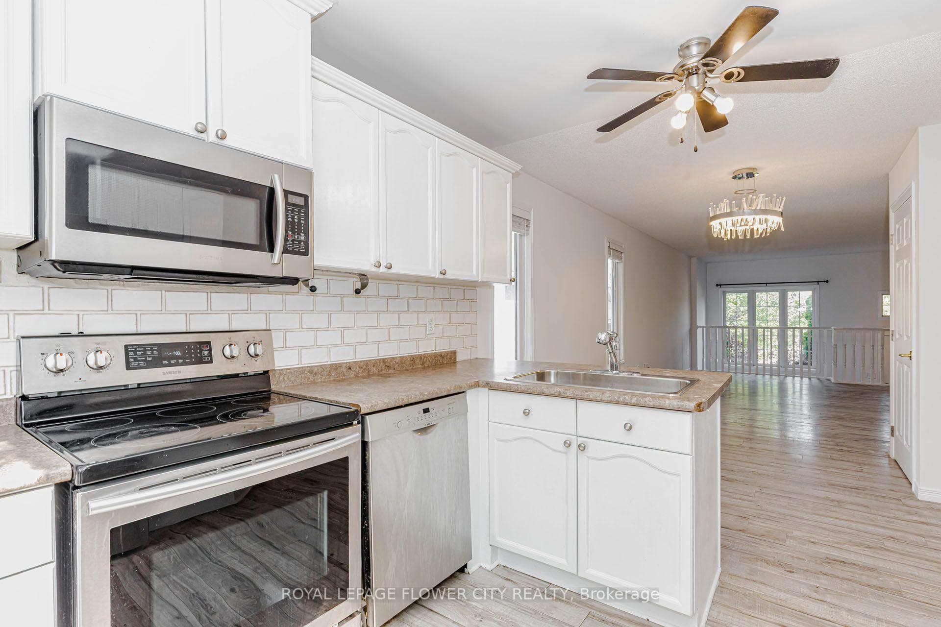 47 QUEENSWAY Drive photo 23