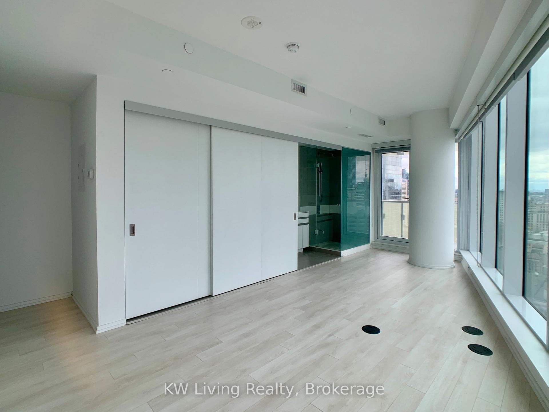 197 Yonge Street Unit 2212 photo 6