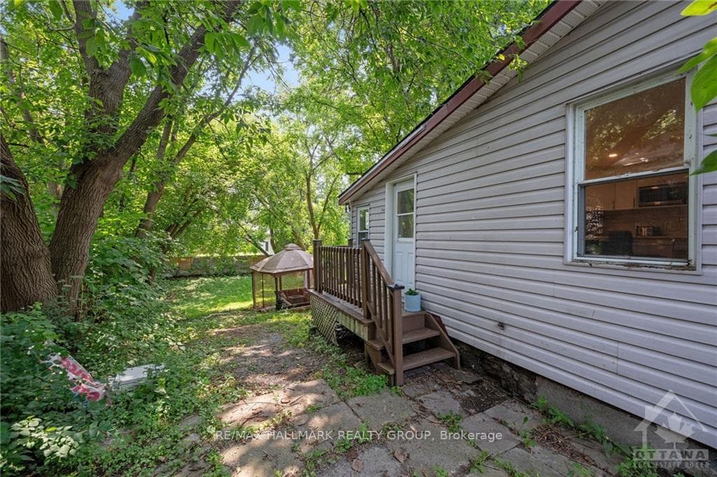 1183 LAURIER Street photo 27