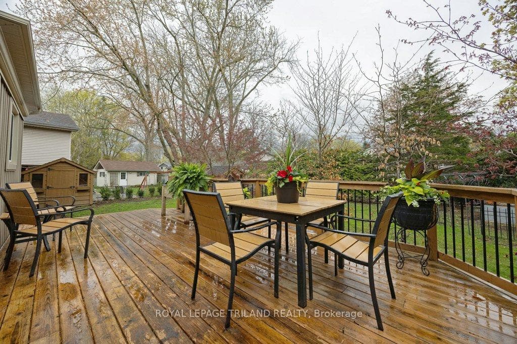 667 GLENGYLE Crescent photo 32