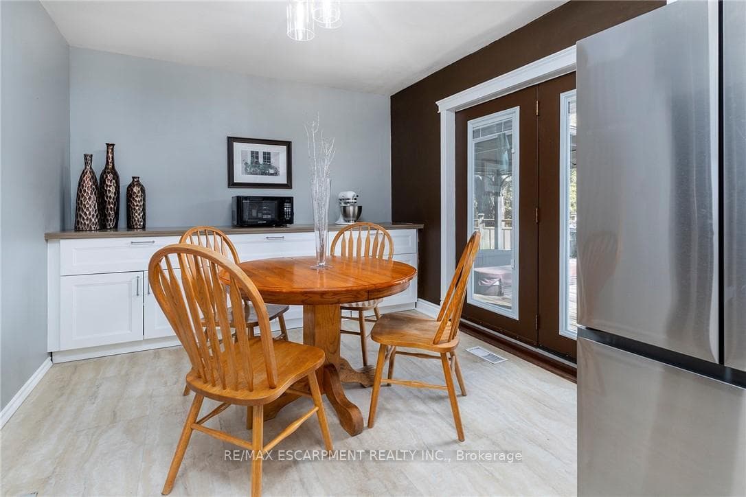 63 Seneca Avenue photo 9