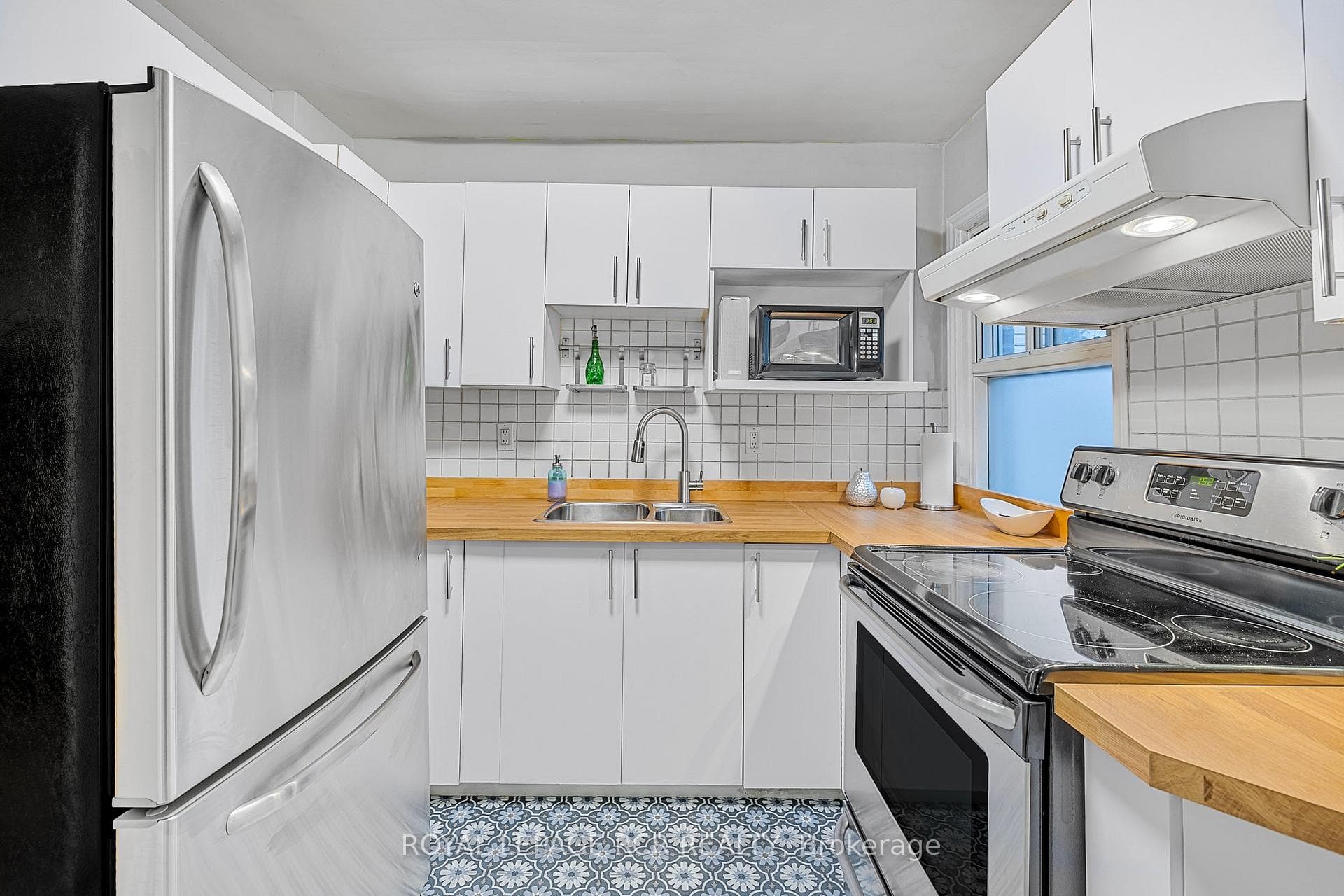 391 Kingston Road photo 16