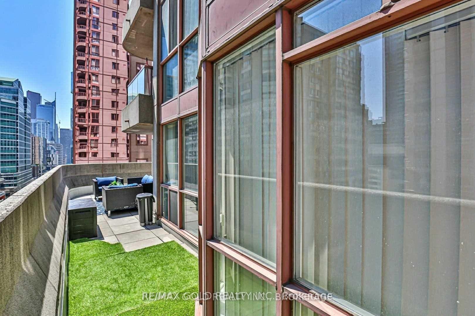 736 Bay Street Unit 710 photo 27