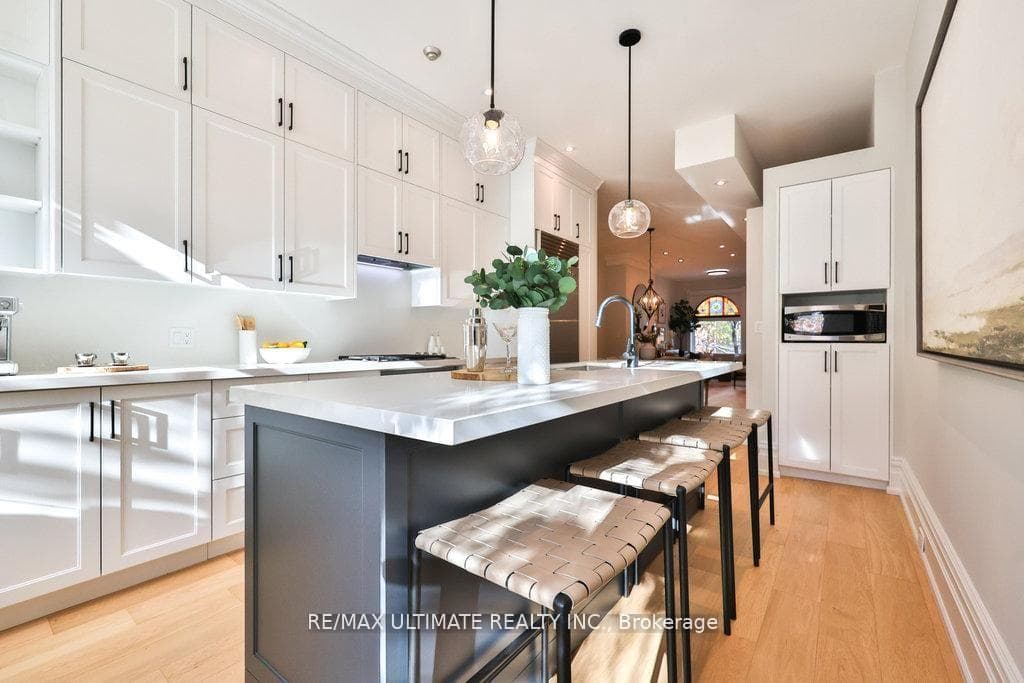 39 Macpherson Avenue photo 19