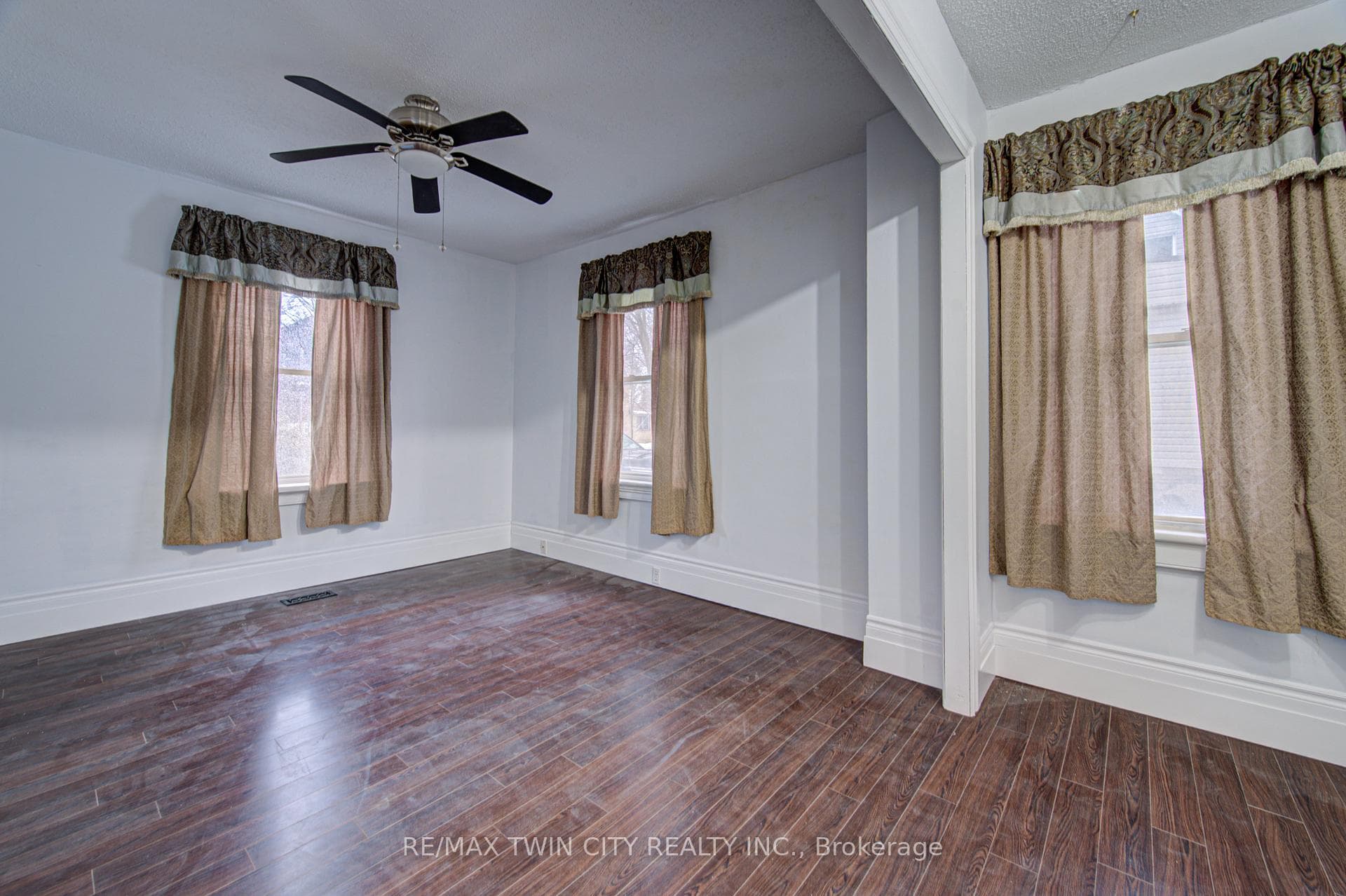 186 Wellington Street photo 36
