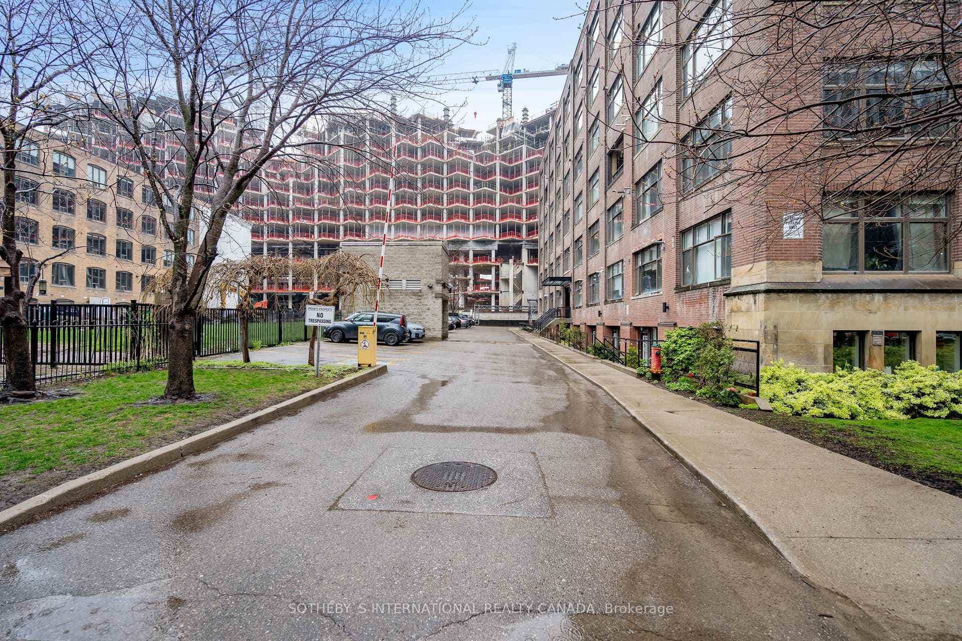 436 Wellington Street Unit 201 photo 38