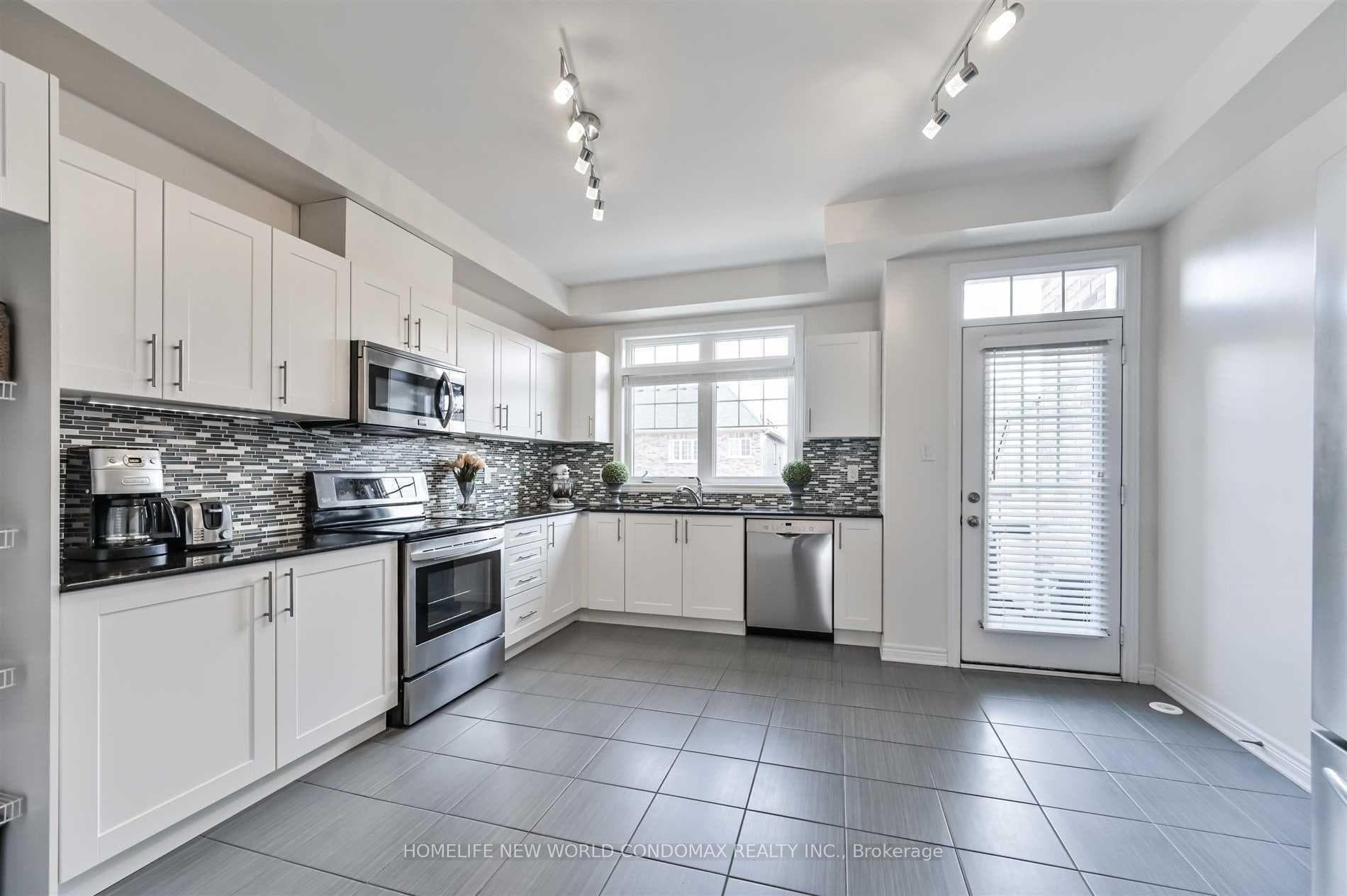 101 Dundas Way photo 11