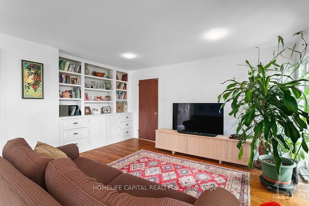 2078 THISTLE Crescent photo 12
