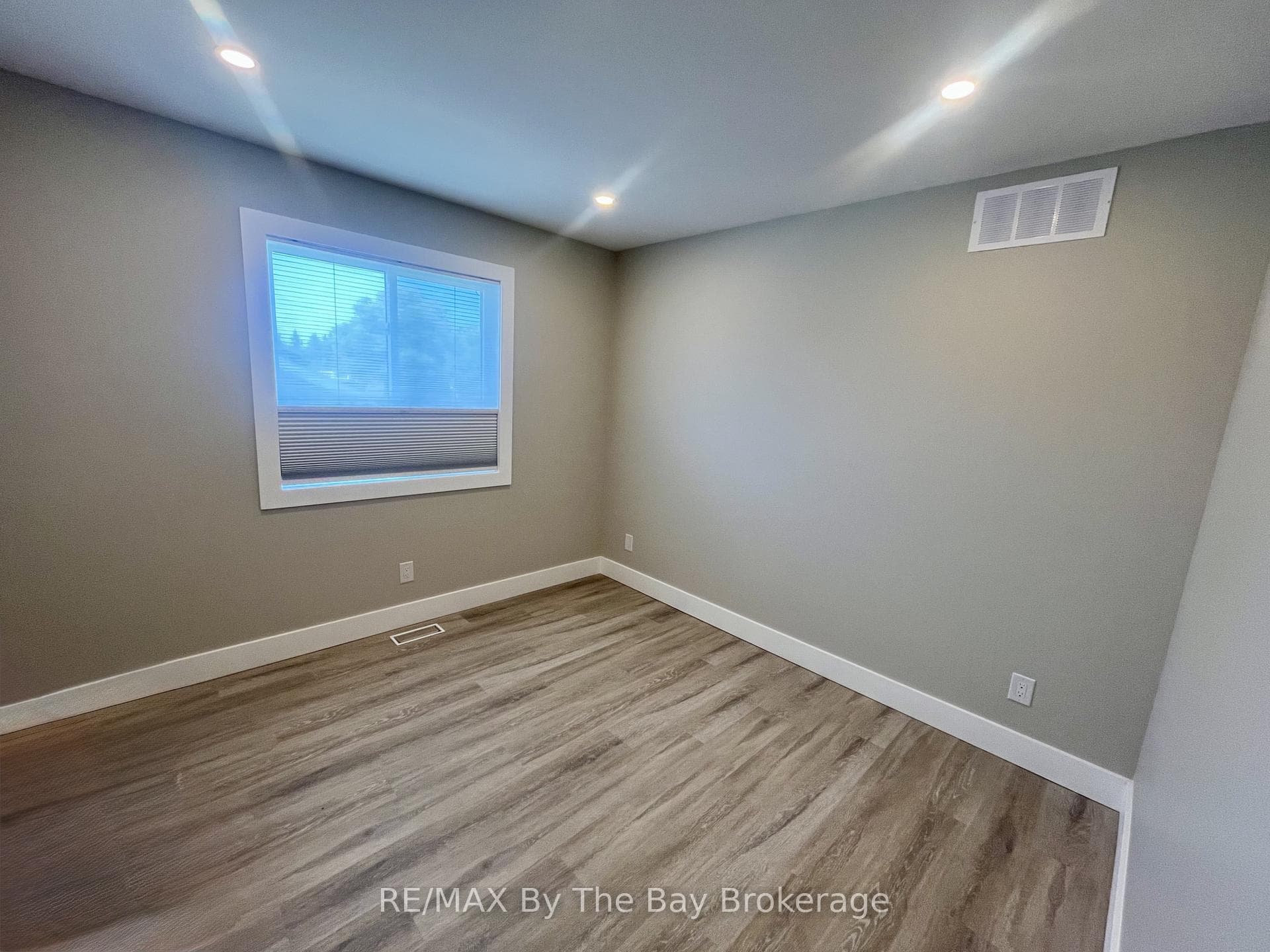 22 Lakeshore Road photo 17