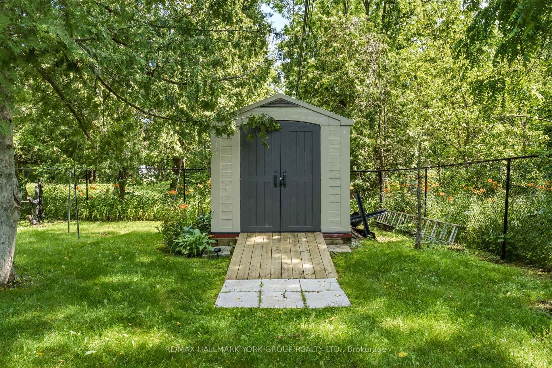 281 Hedge Road photo 46