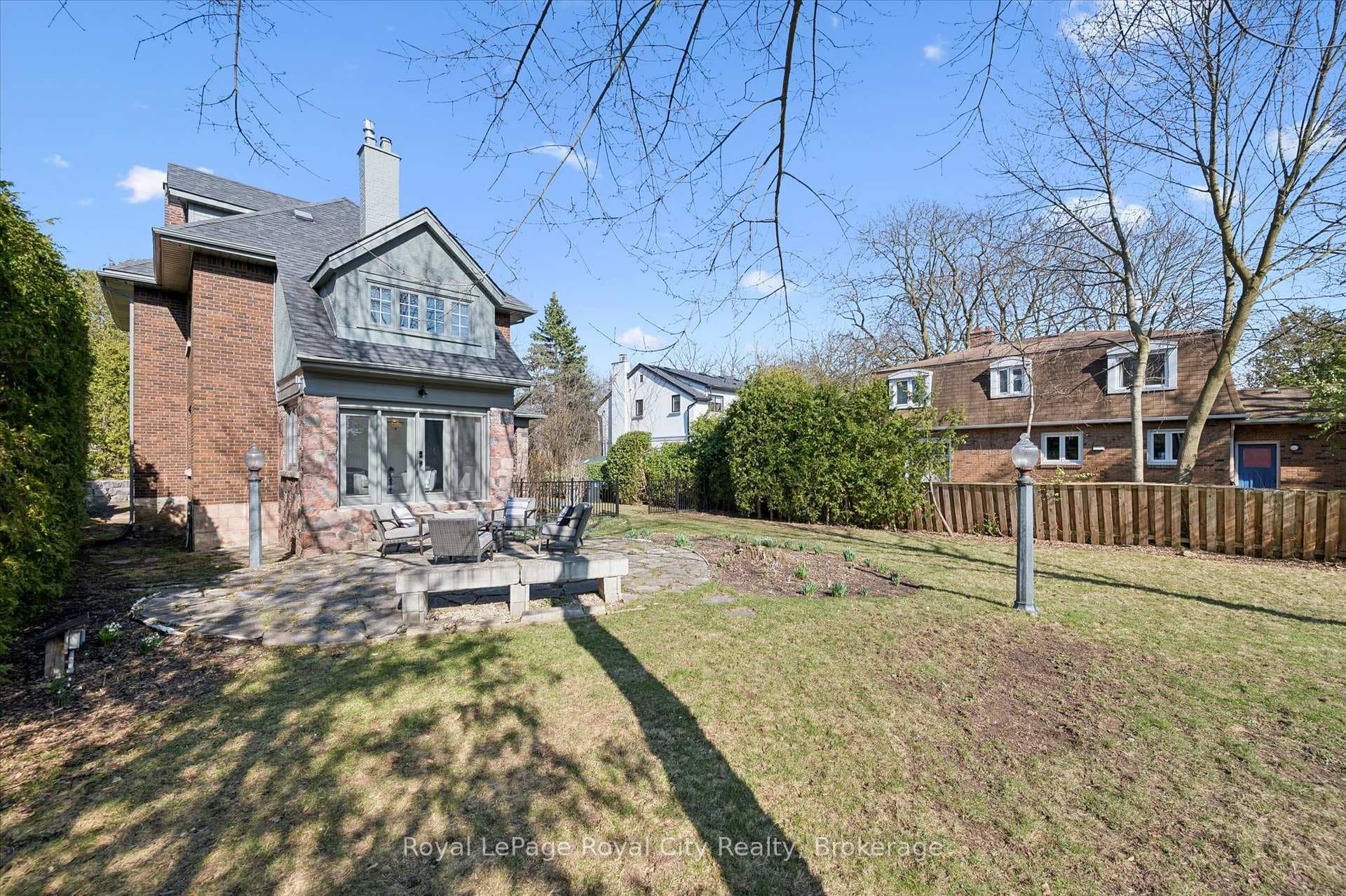 87 University Avenue photo 44