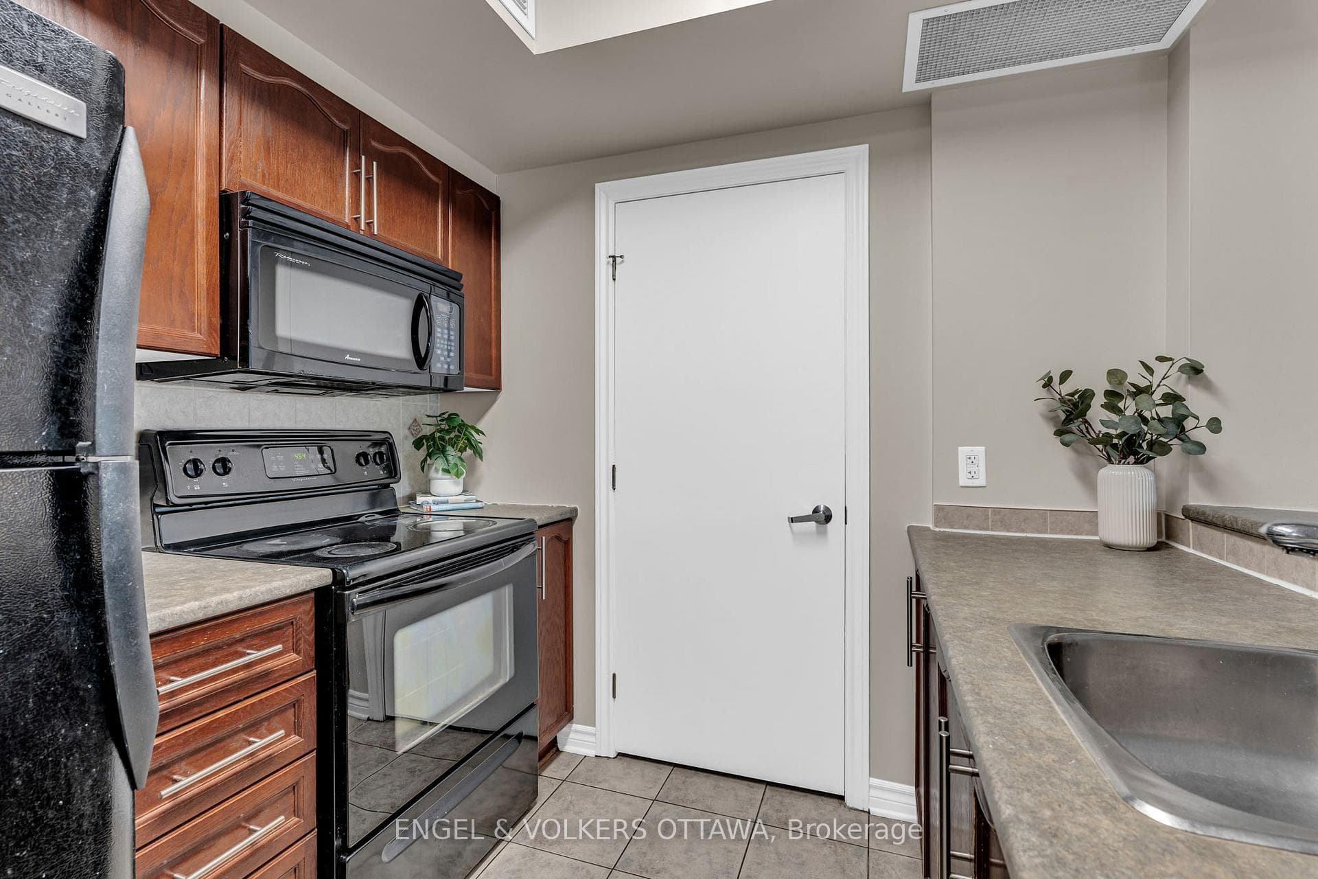 200 Rideau Street Unit 407 photo 8