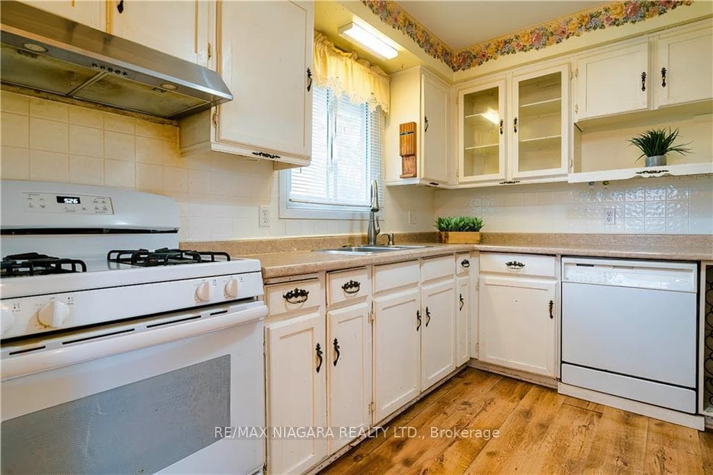 22 Vanier Court photo 14