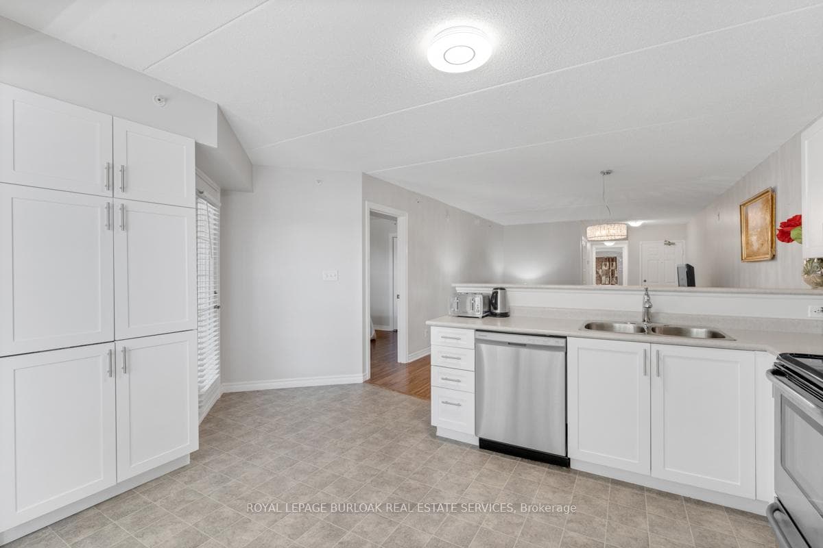 2045 Appleby Line Unit 211 photo 11