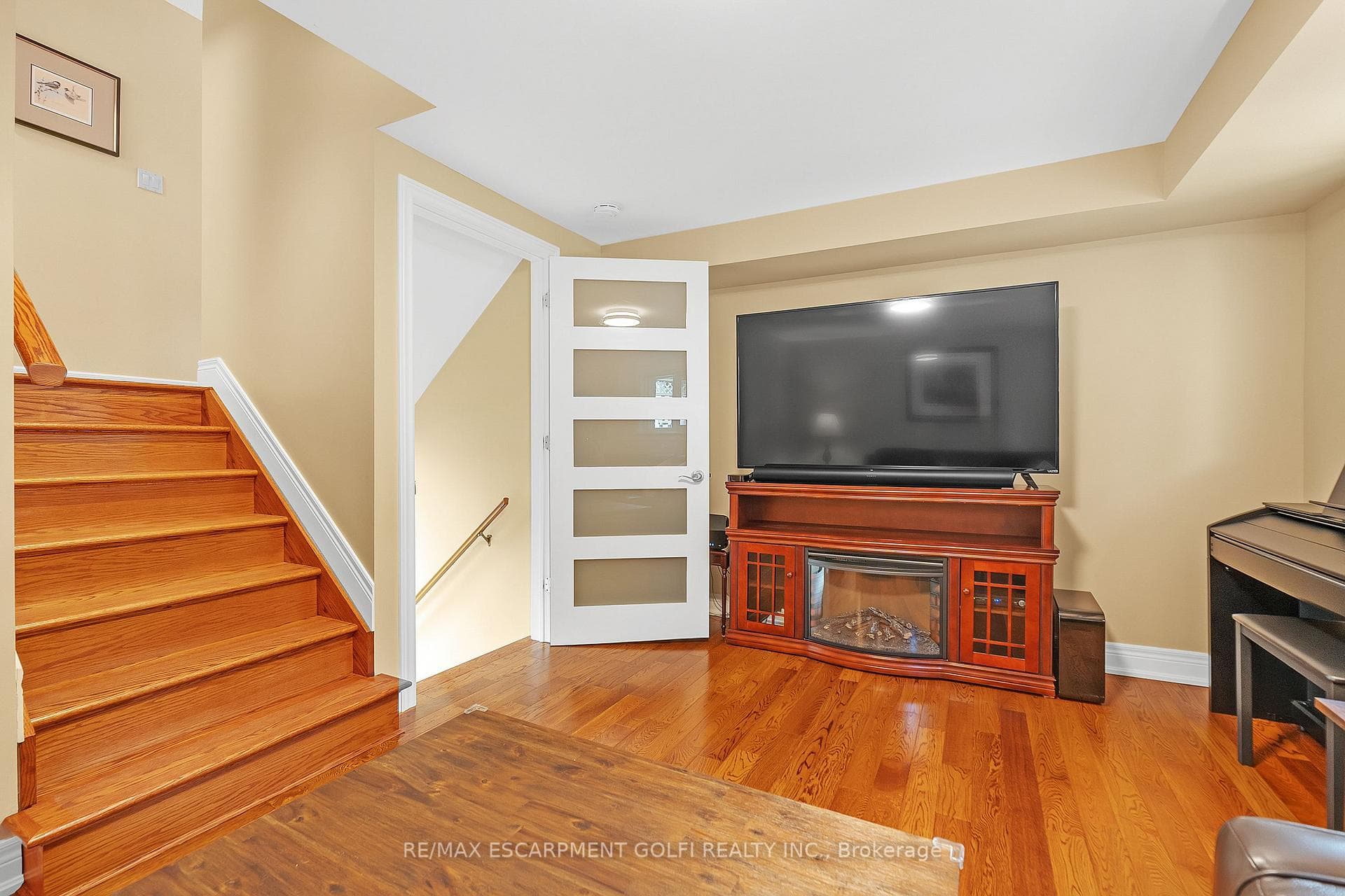 776 Hawkins Crescent photo 25