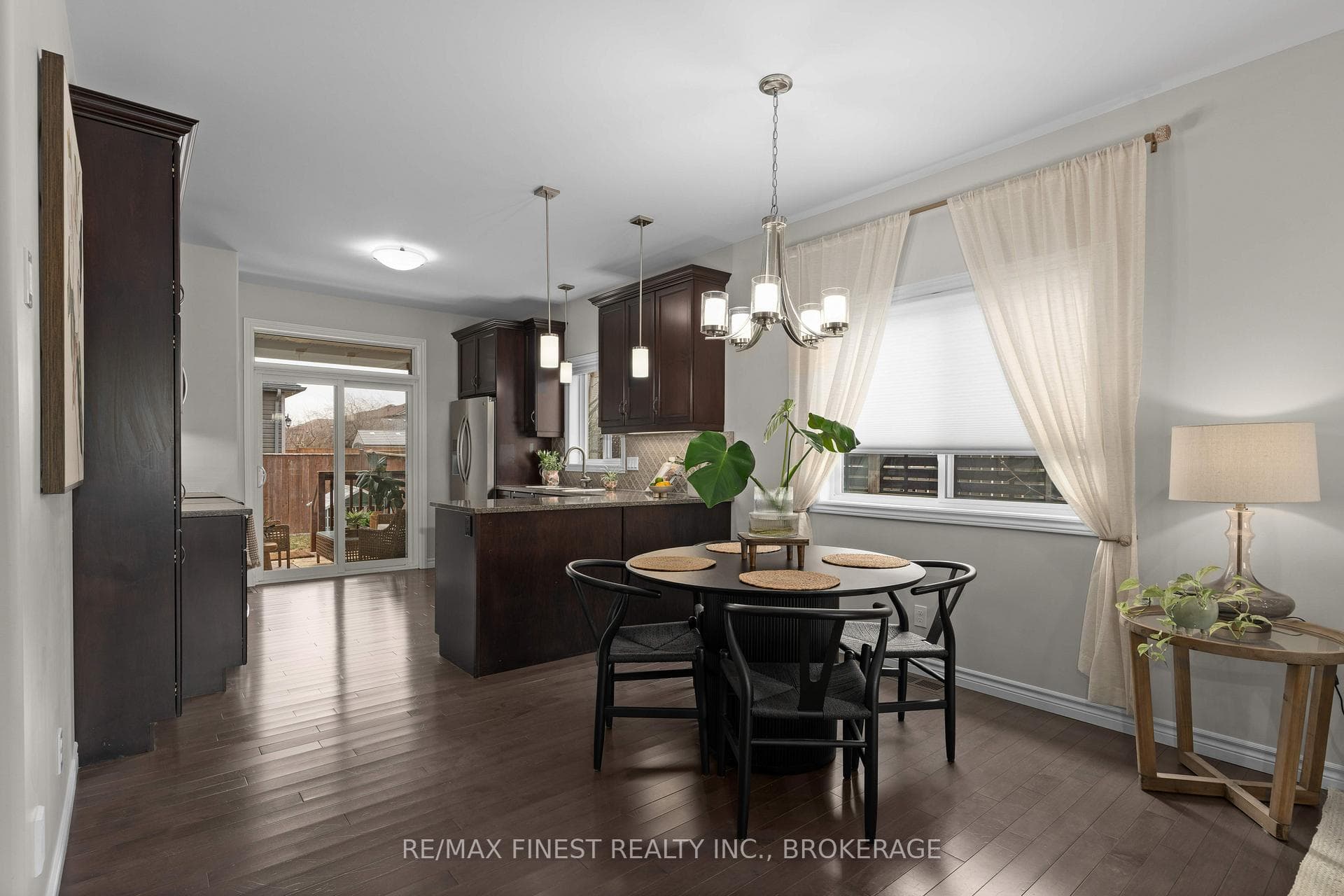 956 Blossom Street photo 9