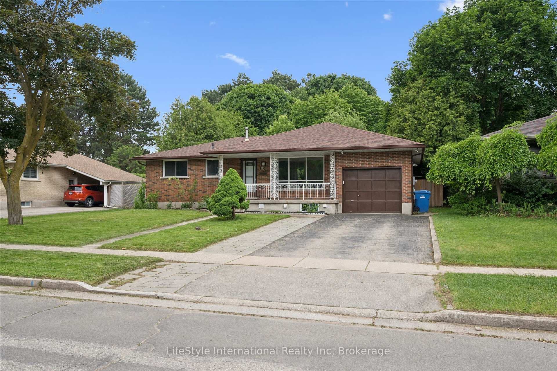 113 Applewood Crescent photo 3