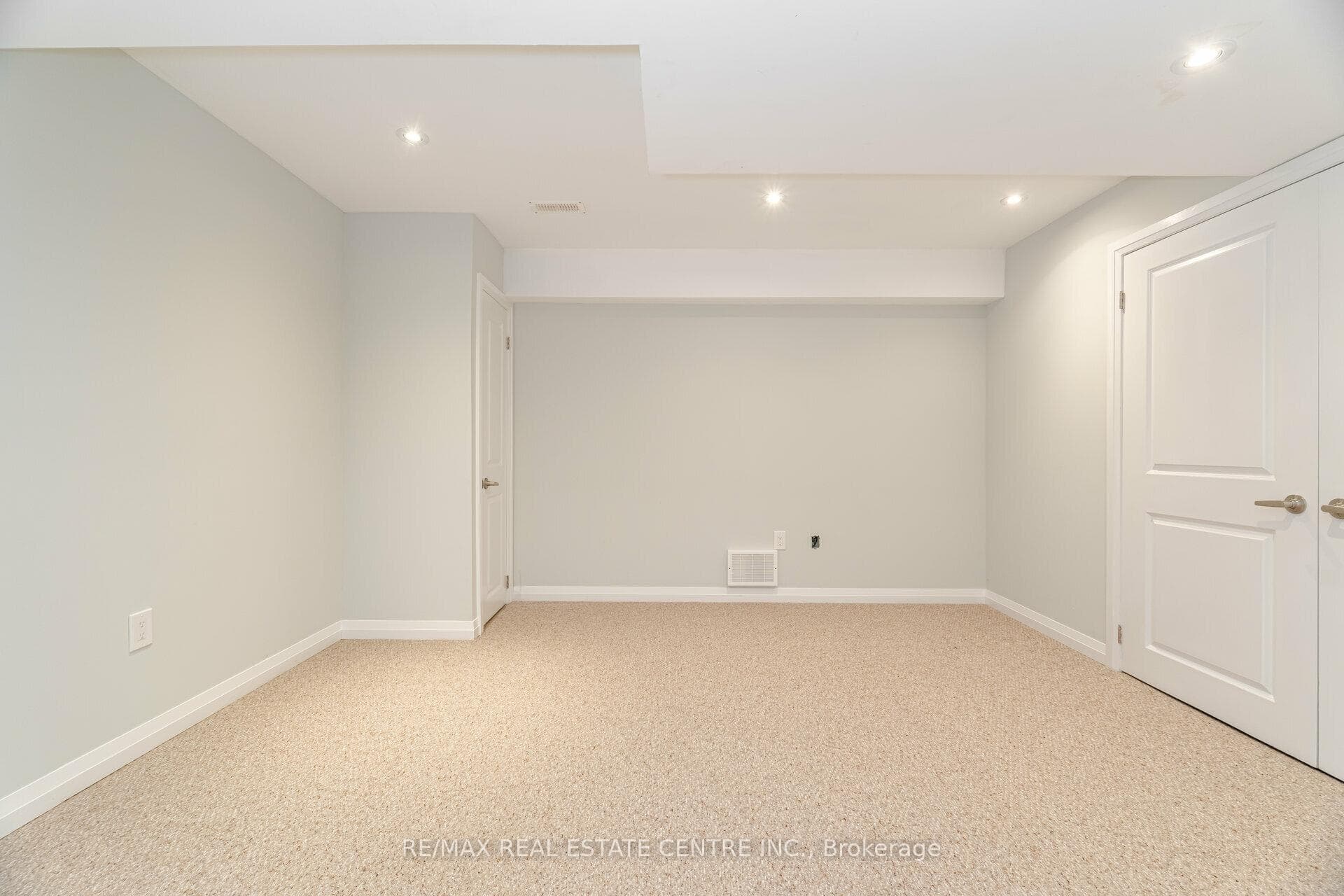 735 Banks Crescent photo 30