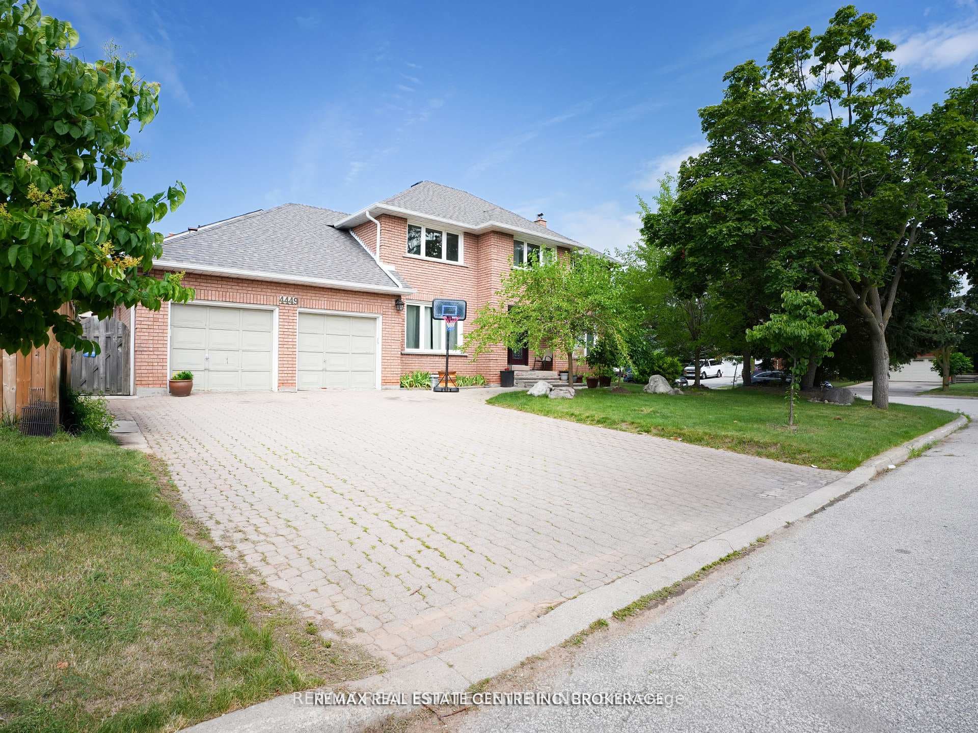 4449 Idlewilde Crescent photo 2