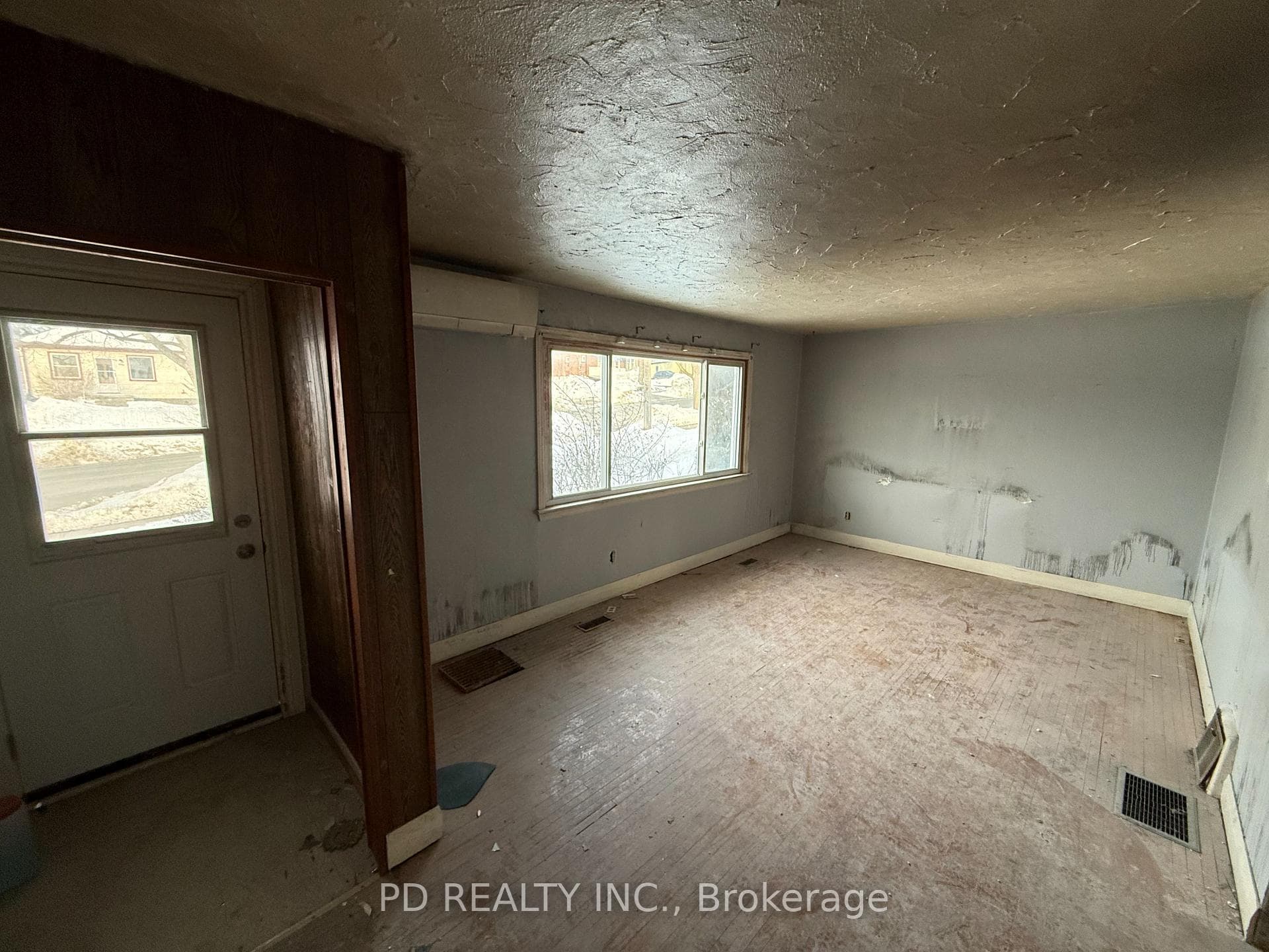 1028 Western Avenue photo 5