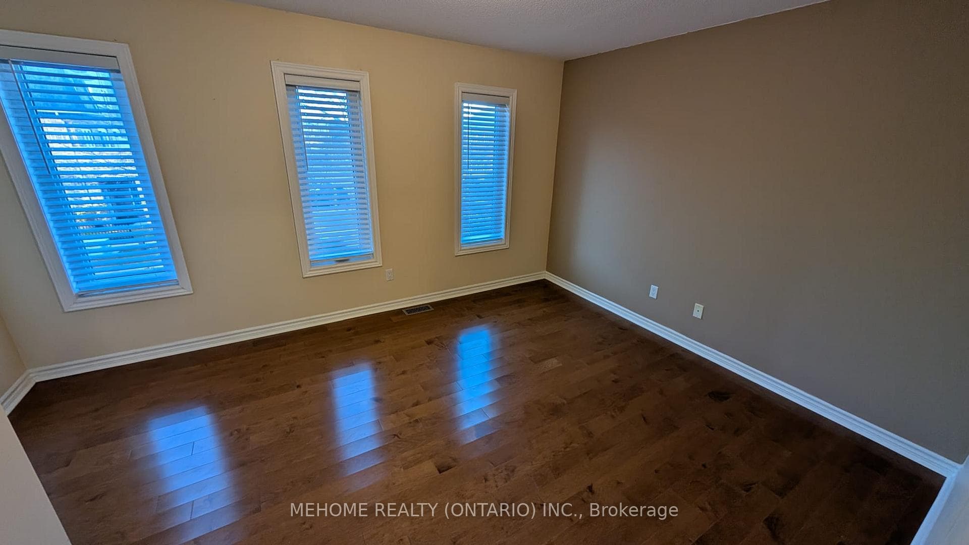 1505 Avonmore Square photo 9