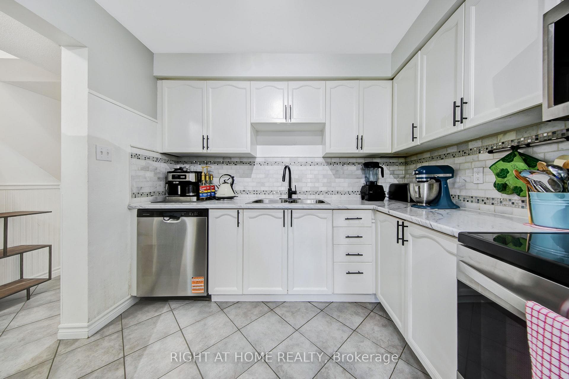 11 Potter Crescent photo 3