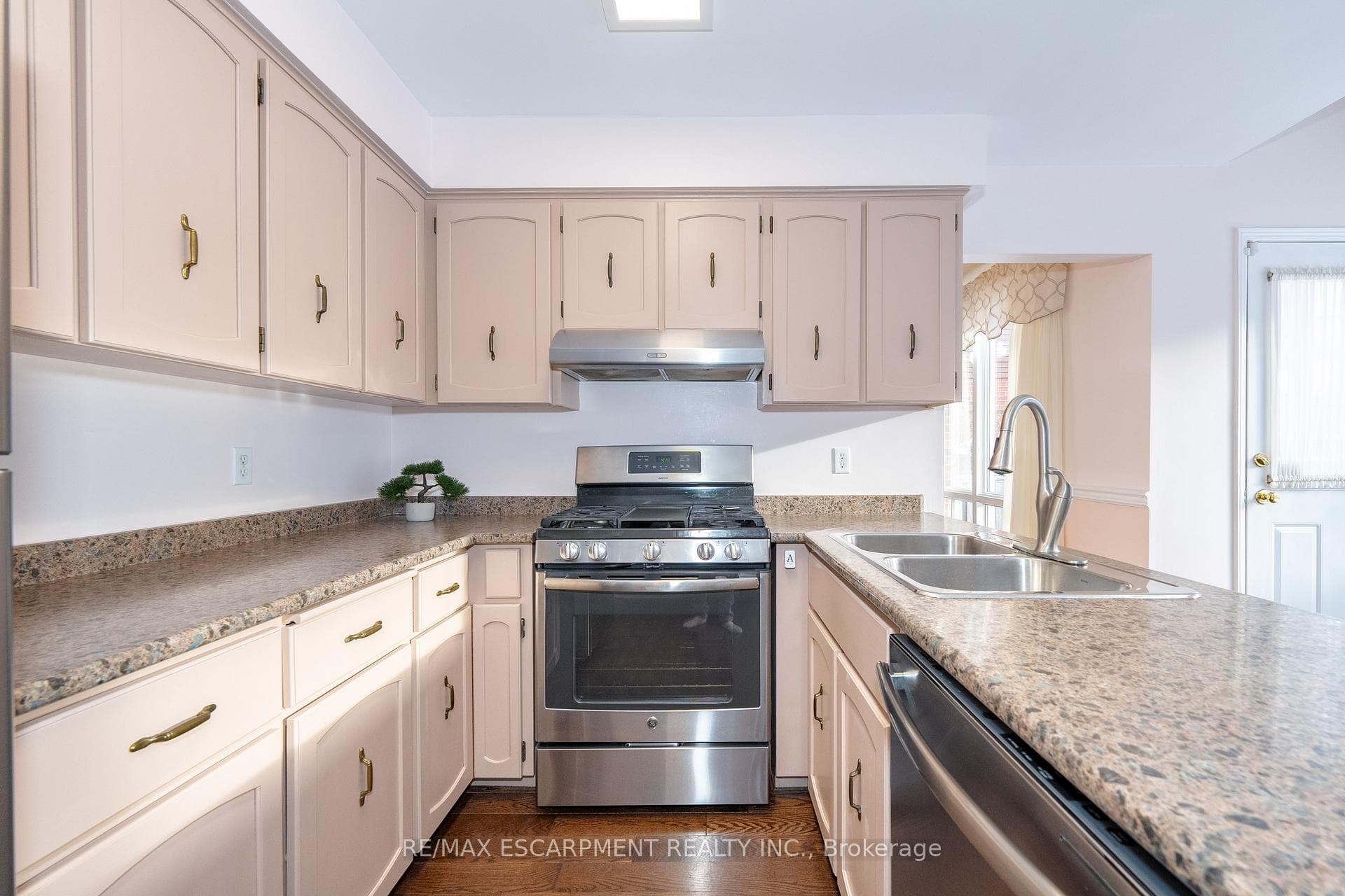 2068 Headon Road photo 12