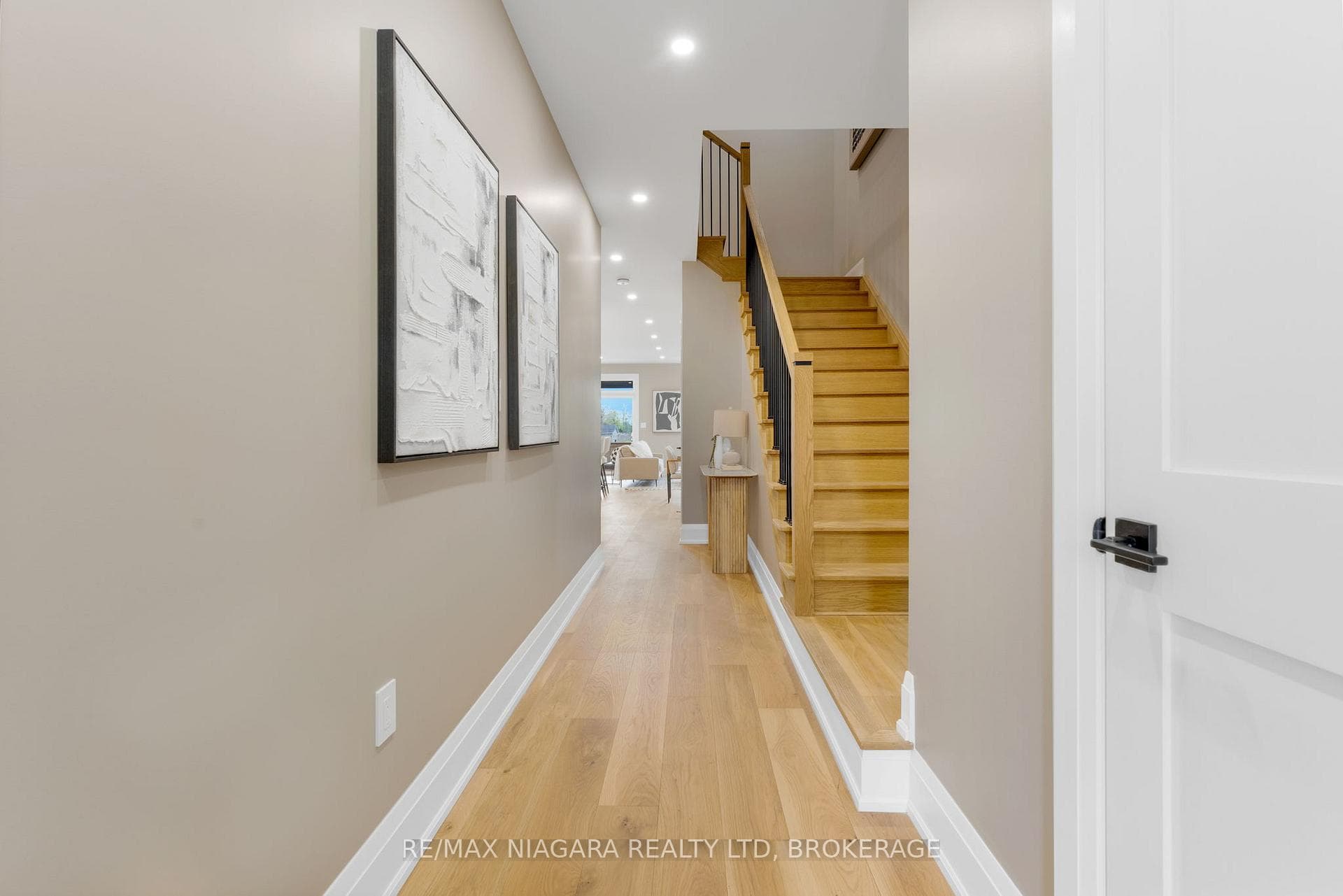 6196 Curlin Crescent photo 2