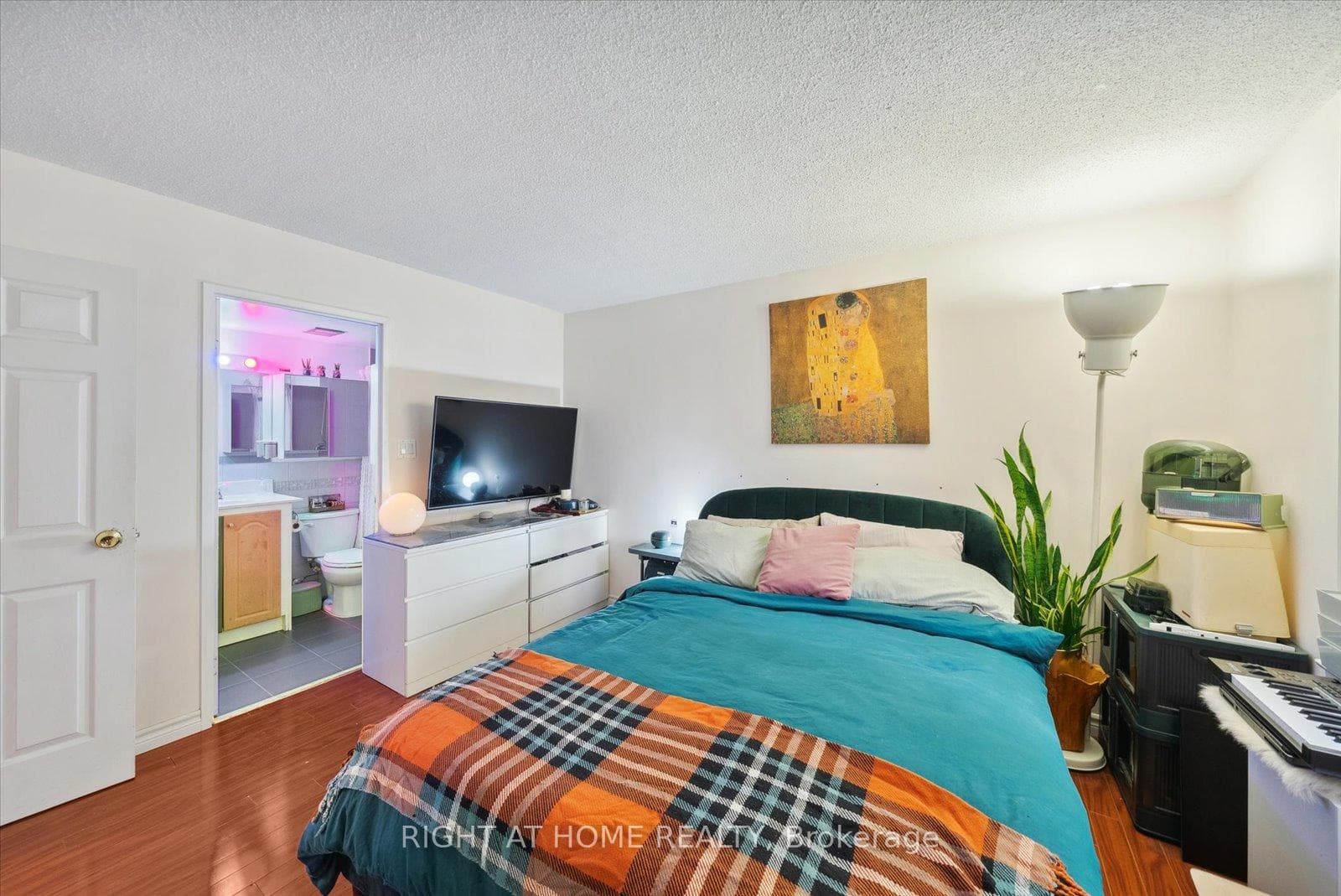633 Bay Street Unit 1407 photo 19