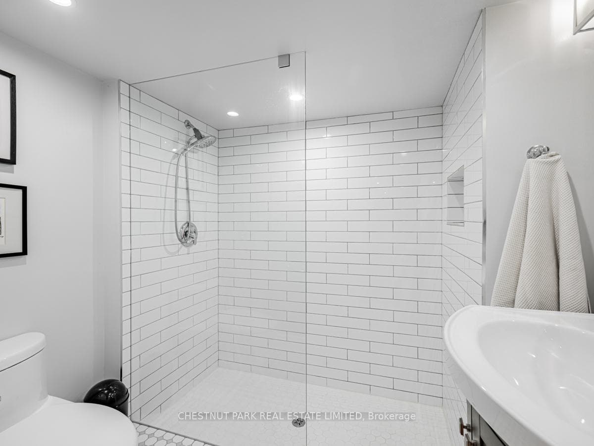 615 Soudan Avenue photo 26