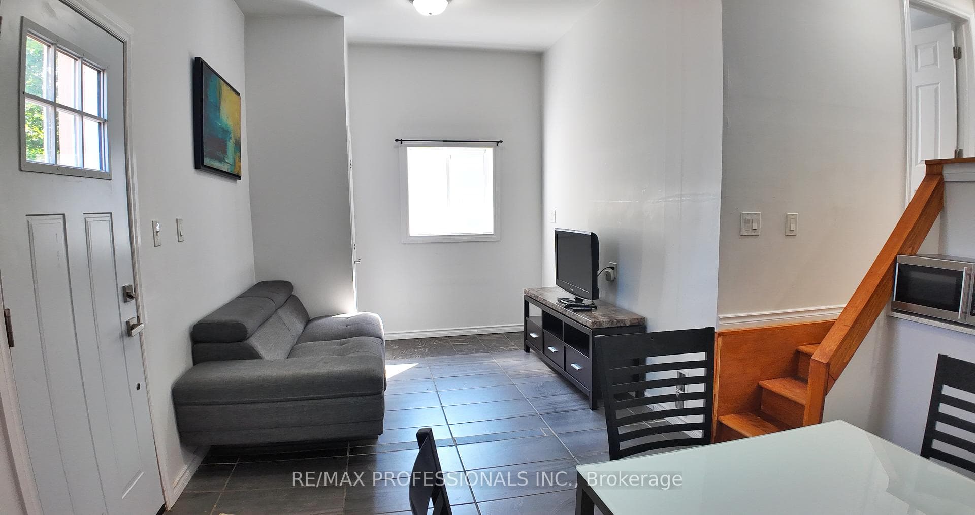 5 Farmbrook Road Unit B photo 3