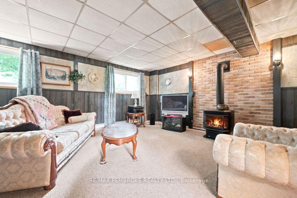 1656 Beachburg Road photo 31