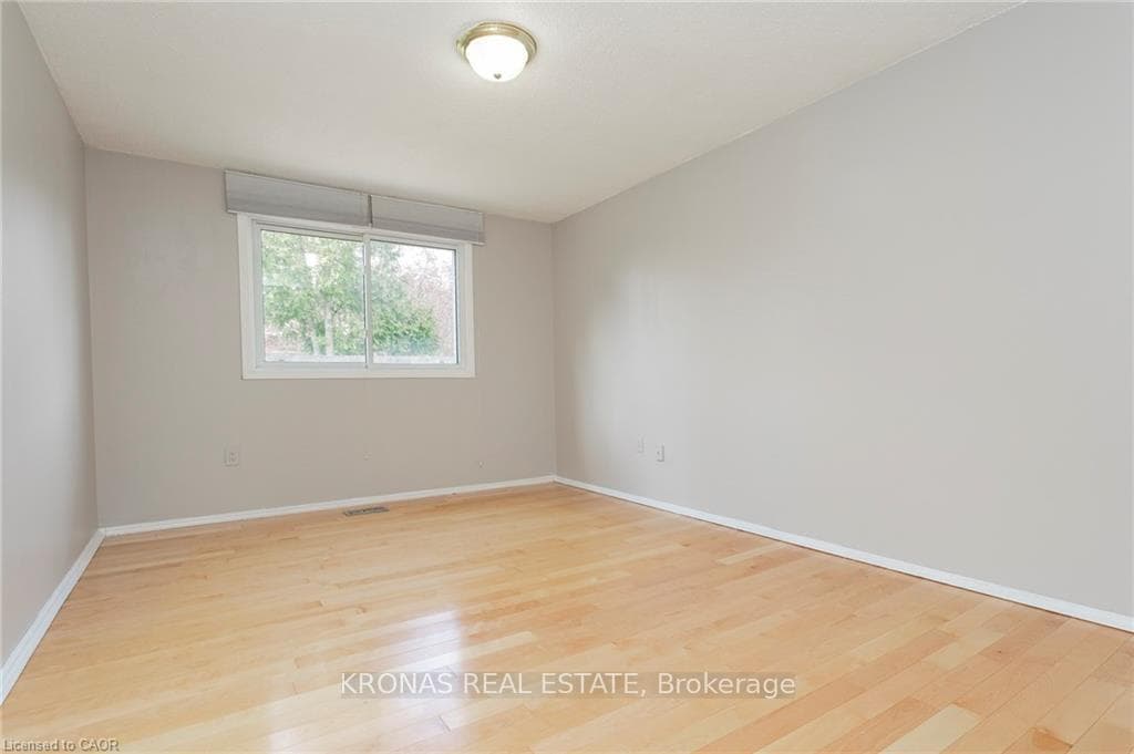 2303 Malcolm Crescent photo 10
