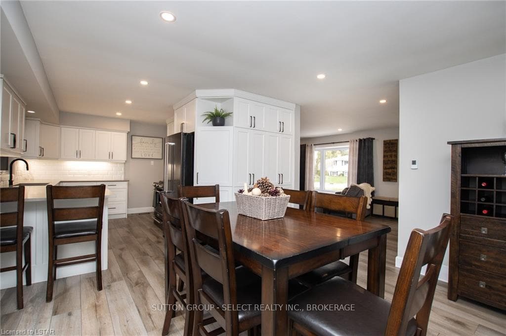 29 MONTEREY Crescent photo 11