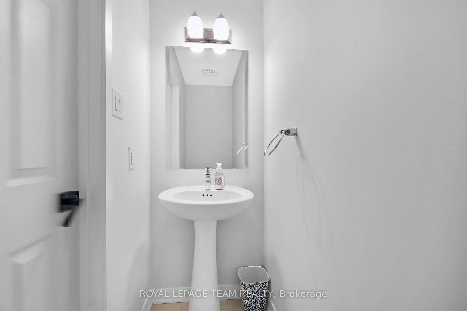 620 Parnian Private photo 11