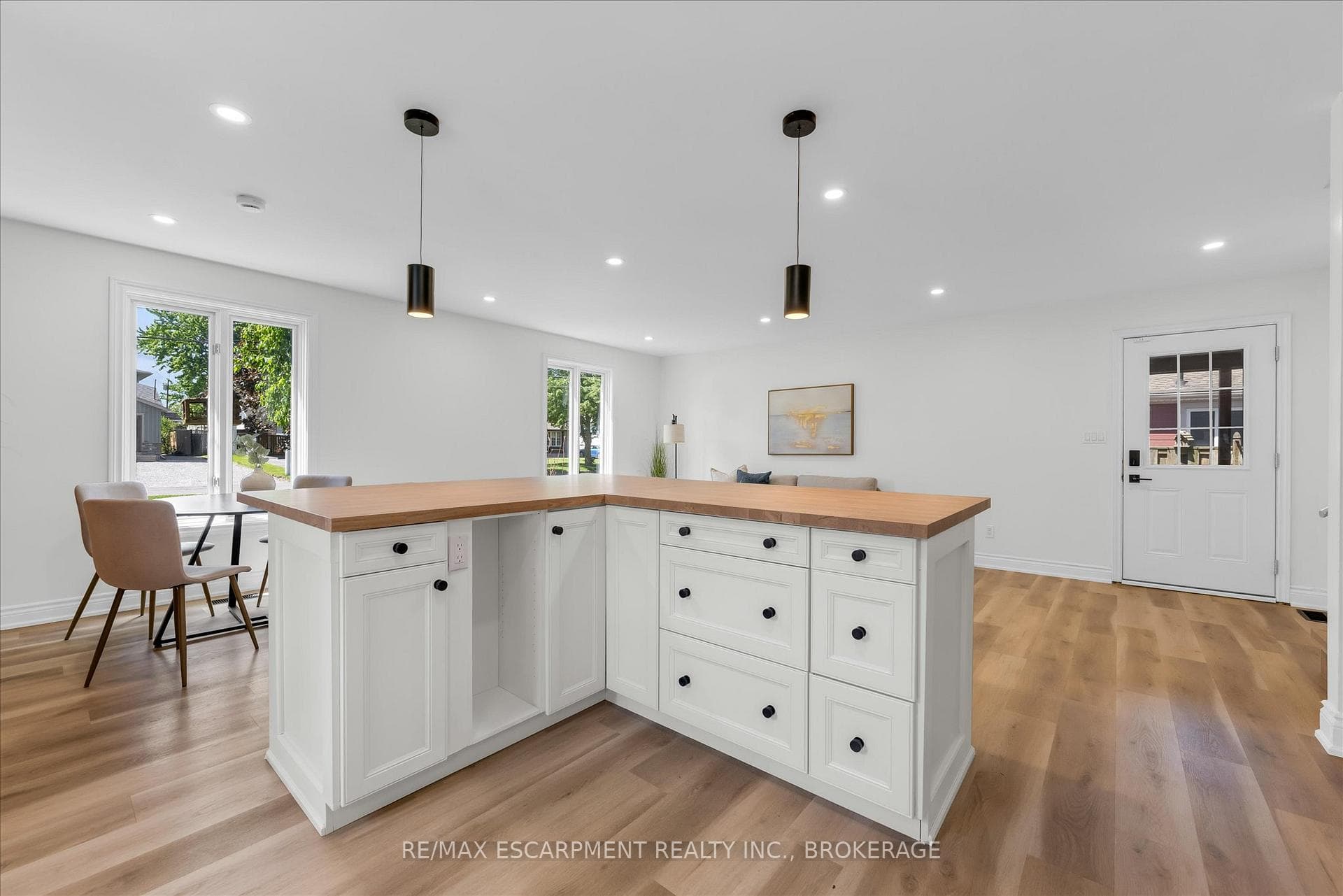 49 Grove Avenue photo 9