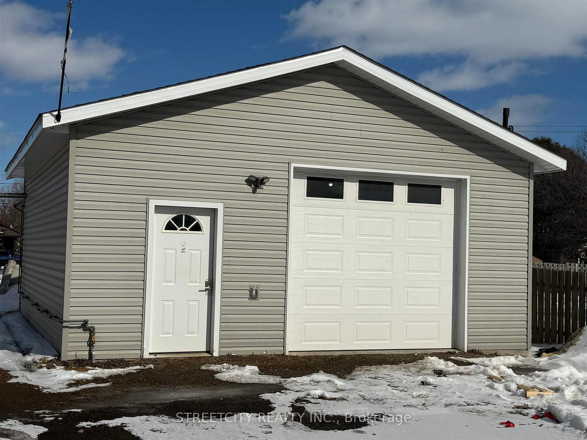 254 MCINTYRE Street photo 3