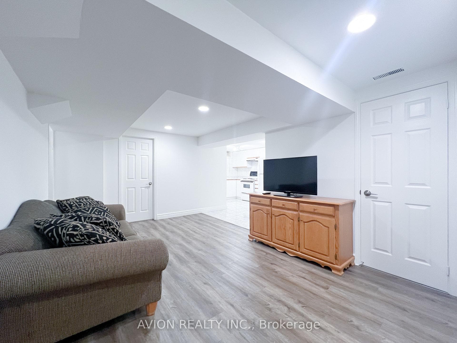 48 Samuel Oster Avenue Unit Lower photo 2
