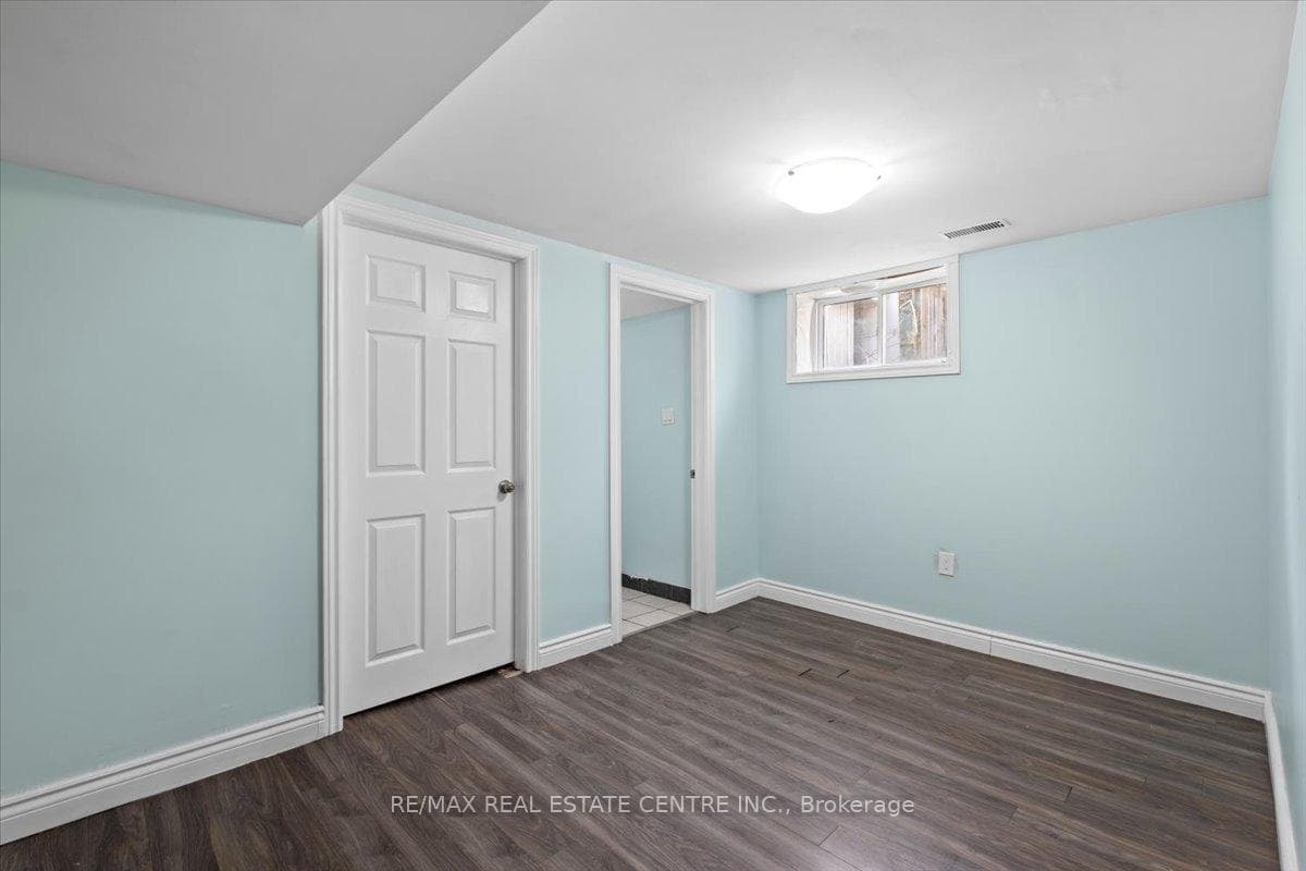 134 Victor Boulevard photo 25