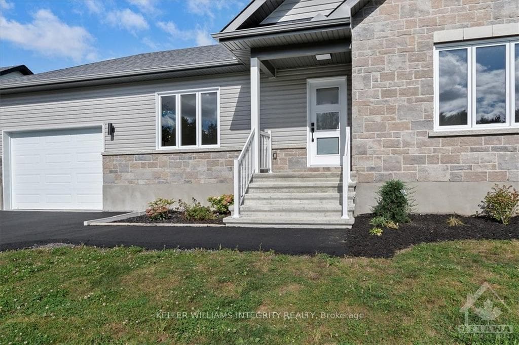 241 ROXANNE Street photo 2